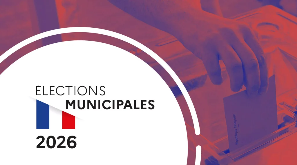 Visuel « Élections municipales 2026 » avec un drapeau français et une main glissant un bulletin dans l’urne.